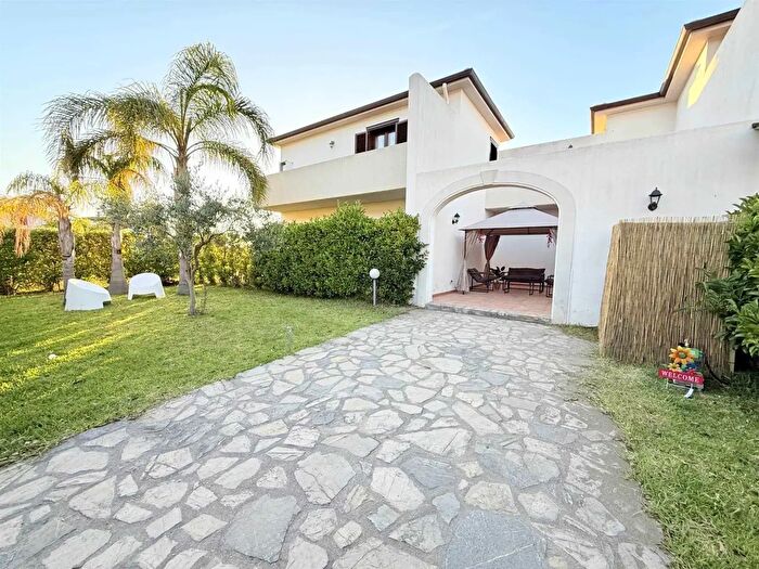 Casa trilocale in affitto in Campofelice Di Roccella