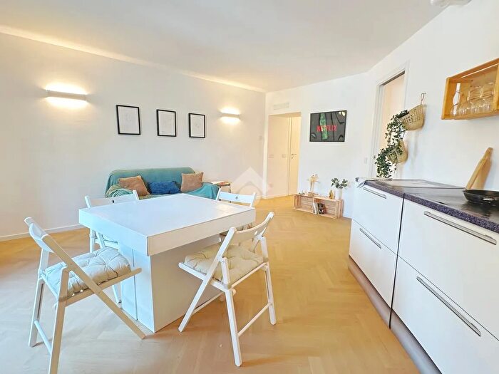 Appartamento trilocale in vendita in Via Alessandro Volta, Milano