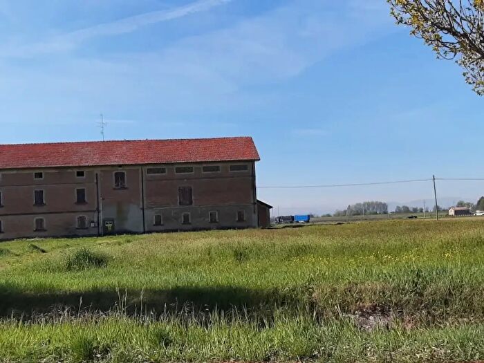 Casa con 12 locali in vendita in Cadelbosco Di Sopra