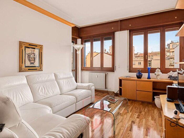 Appartamento trilocale in affitto in Via Gaetana Agnesi, Porta Romana Medaglie dOro, Milano