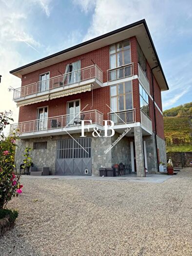 Casa con 11 locali in vendita in Via Vallumida, Montegrosso DAsti