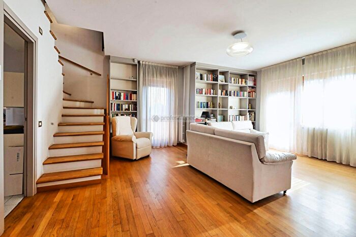 Appartamento con 5 locali in vendita in Via Leonardo da Vinci, Desio