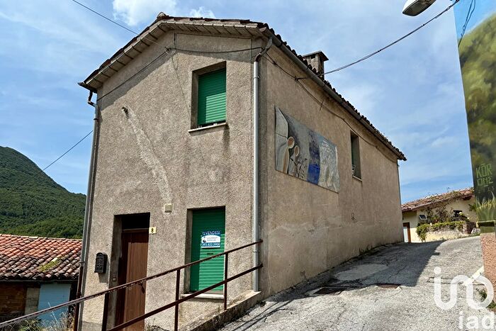 Casa con 9 locali in vendita in Frazione Cacciano, Fabriano