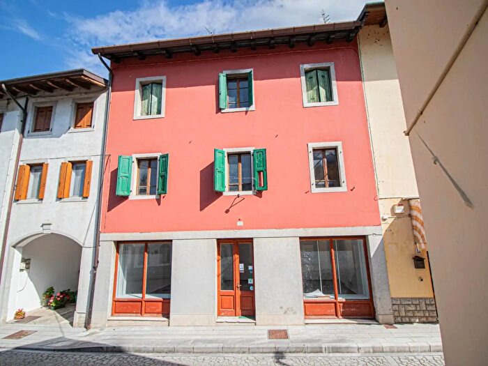 Casa con 9 locali in vendita in Via Roma, Pulfero