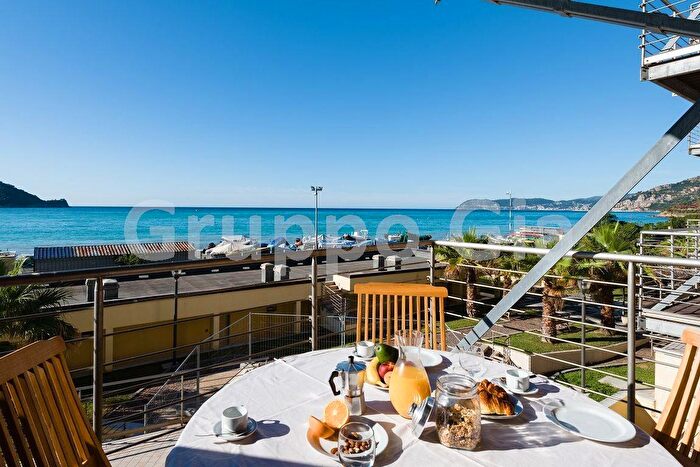 Appartamento trilocale in vendita in Via Michelangelo, Albenga