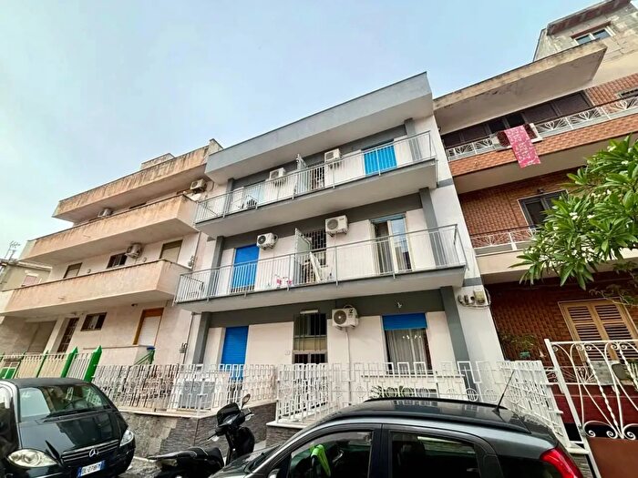 Appartamento trilocale in vendita in Via Emanuele Viola, Palermo