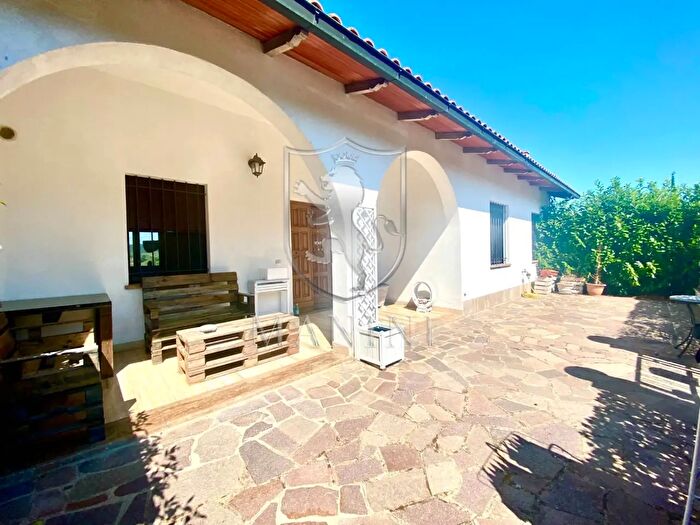 Casa con 6 locali in vendita in Piazza Giuseppe Garibaldi, Sinalunga