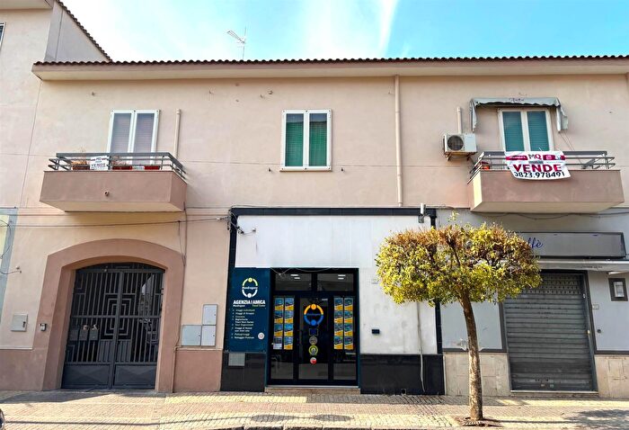 Appartamento con 6 locali in vendita in Viale Regina Margherita, Mondragone