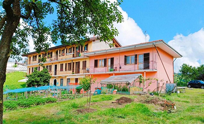 Casa con 6 locali in vendita in Miasino, Miasino