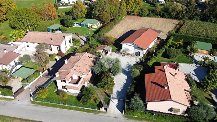 Casa con 7 locali in vendita in Via Corner, Loreggia