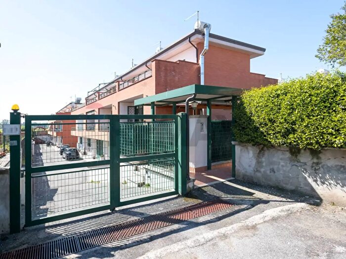 Casa quadrilocale in vendita in Via Roccalumera, Roma