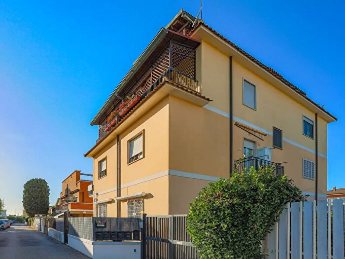 Appartamento trilocale in vendita in Via Tossignano, Roma