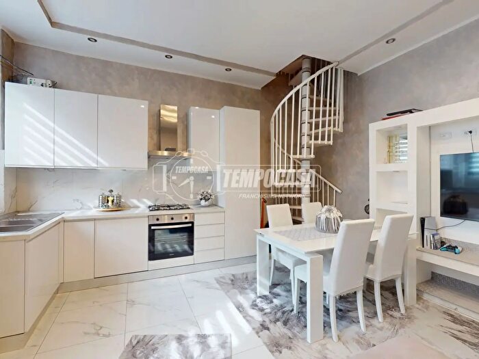 Appartamento trilocale in vendita in Via Volta, Lazzate