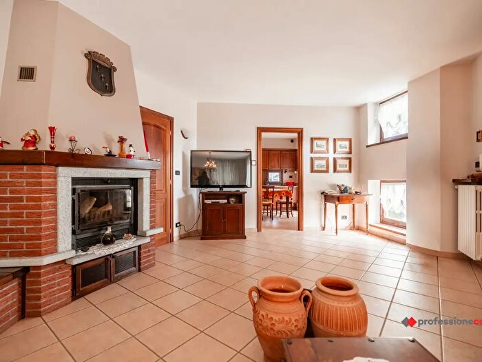 Casa con 11 locali in vendita in Via Edmondo De Amicis, Campiglione Fenile