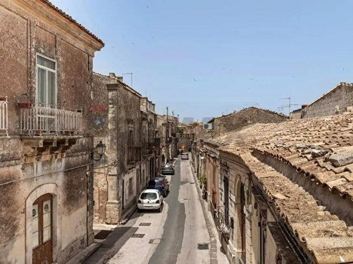 Casa con 8 locali in vendita in Via G Garibaldi, Palazzolo Acreide