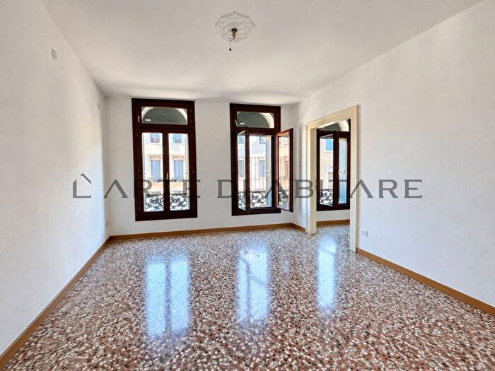 Appartamento quadrilocale in affitto in Campo S Bortolomio, San Marco, Venezia
