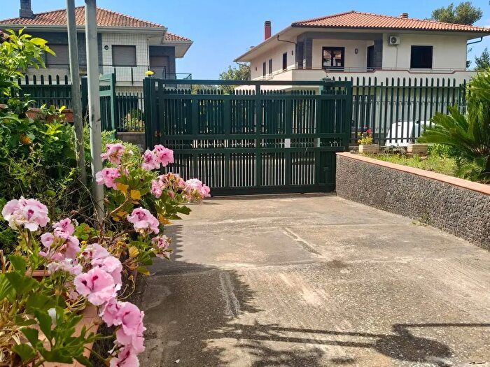 Casa quadrilocale in vendita in Via Enna, Tremestieri Etneo