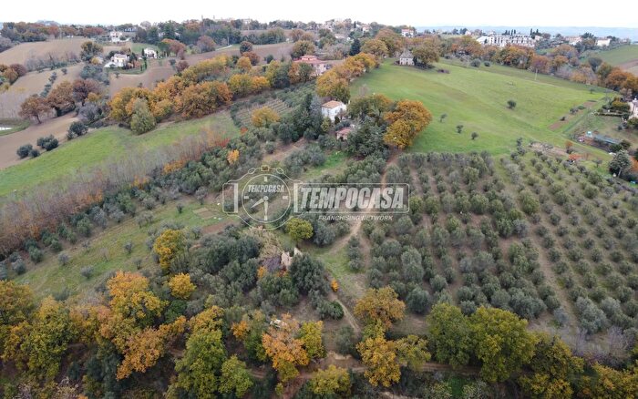 Casa con 5 locali in vendita in Pollenza