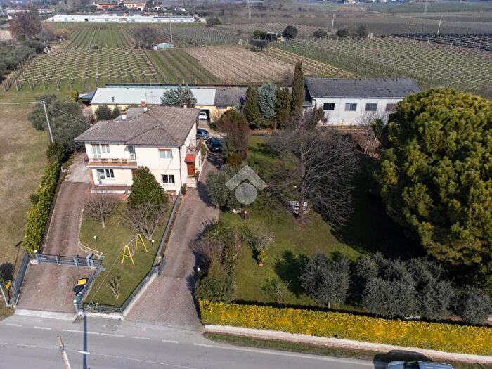 Appartamento con 6 locali in vendita in Via Valrobbia, Lazise