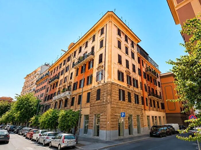 Appartamento trilocale in vendita in Via Gallia, Roma