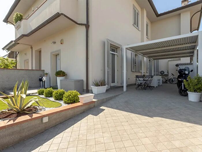 Appartamento trilocale in vendita in Via del Gelsomino, Campi Bisenzio