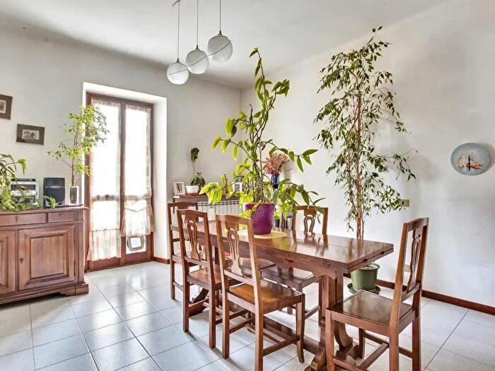 Appartamento con 9 locali in vendita in Via Dante Alighieri, Luvinate
