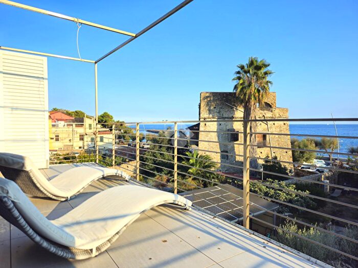 Appartamento con 6 locali in vendita in Corso Villaregia, Riva Ligure