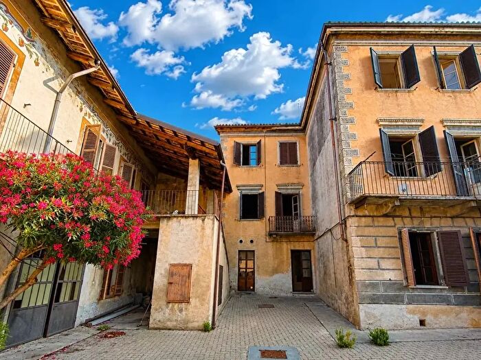 Casa con 11 locali in vendita in La Morra
