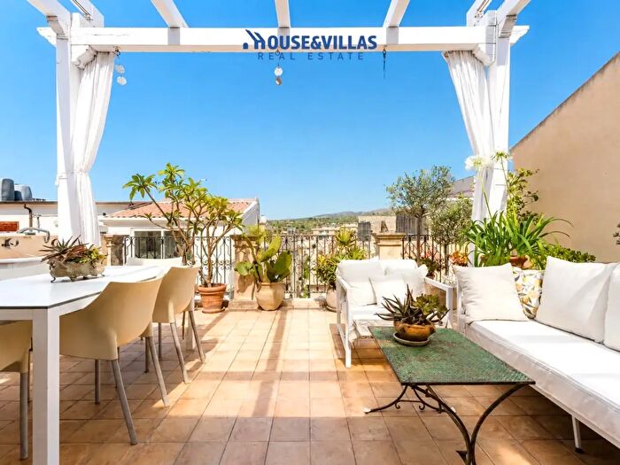 Casa con 7 locali in vendita in Via Gian Battista Vico, Noto