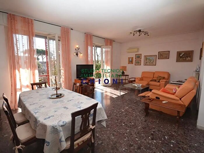 Appartamento con 7 locali in vendita in Massa