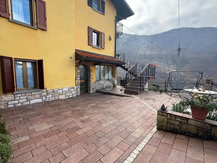 Appartamento trilocale in vendita in Via Incerta, Pisogne