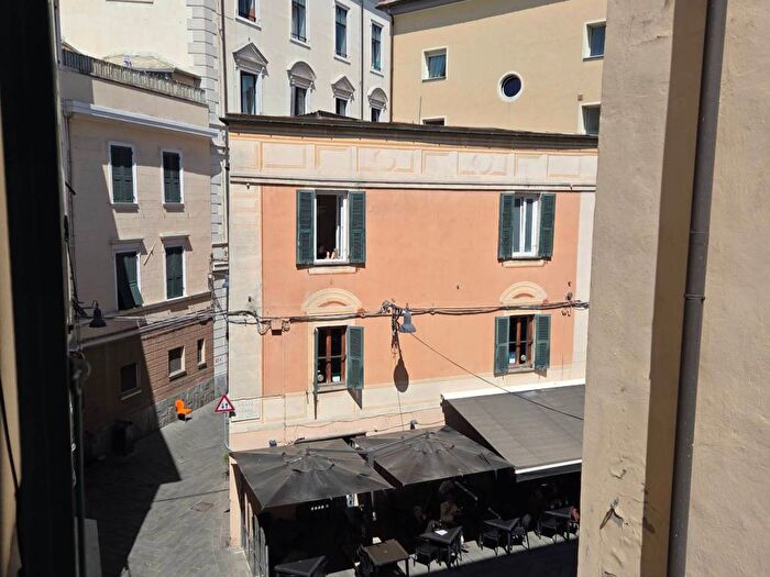 Appartamento con 5 locali in affitto in Via Ambrogio Aonzo, Centro Storico, Savona