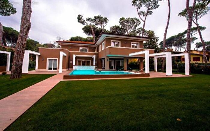 Casa con 6 locali in affitto in Forte Dei Marmi