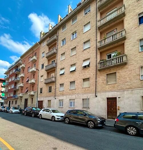 Appartamento trilocale in vendita in Via Arona, Torino