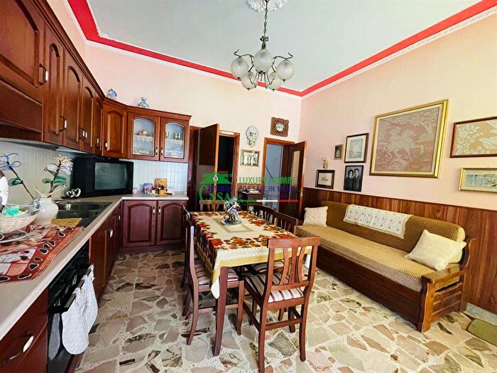 Casa con 6 locali in vendita in Giarratana