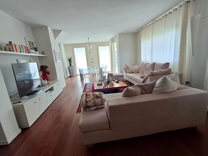 Casa con 7 locali in vendita in Capraia E Limite