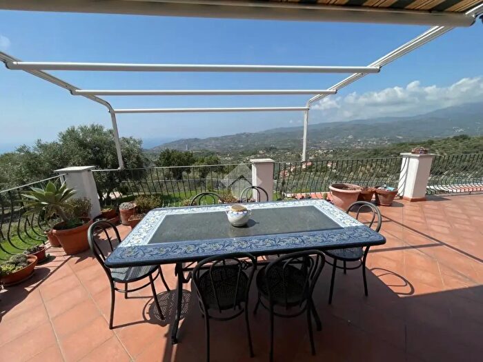 Casa quadrilocale in vendita in Imperia