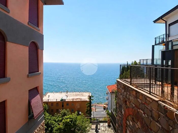 Appartamento quadrilocale in vendita in Via Achille Vianelli, Imperia