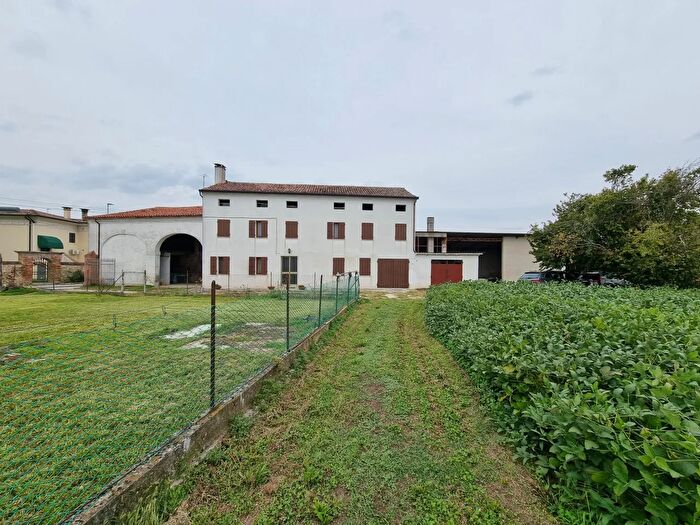 Casa con 6 locali in vendita in Via Santa Maria Maddalena, Montegaldella