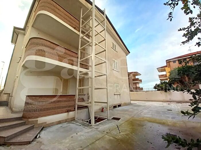 Appartamento quadrilocale in vendita in Via a De Curtis, Villa Di Briano