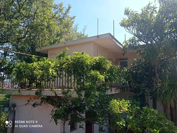 Casa con 8 locali in vendita in Piedimonte Etneo