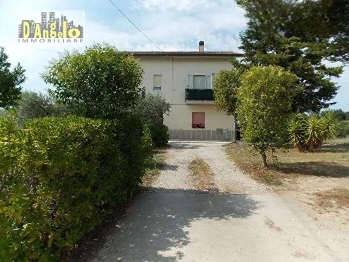 Casa con 9 locali in vendita in Contrada San Lazzaro, Offida
