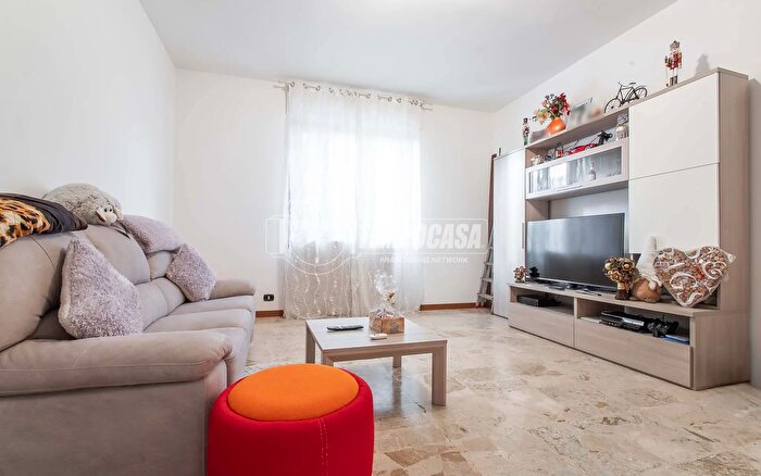 Appartamento bilocale in vendita in Via Volta, Appiano Gentile