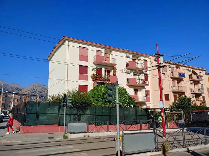 Appartamento trilocale in vendita in Via Modica, Palermo