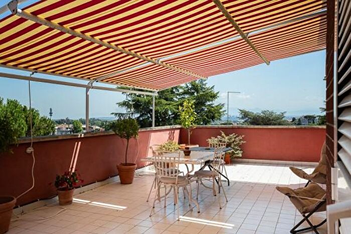 Appartamento quadrilocale in vendita in Via Misurina, Roma