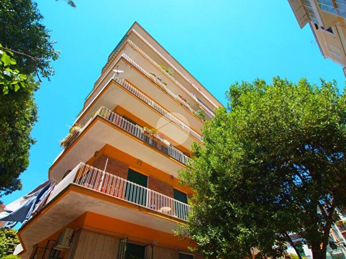 Appartamento trilocale in affitto in Via Gioacchino Toma, Vomero, Napoli