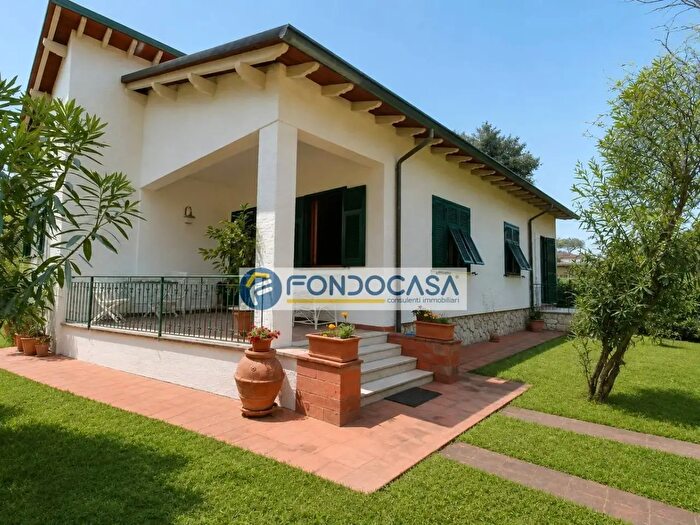 Casa con 7 locali in vendita in Via Pola, Massa