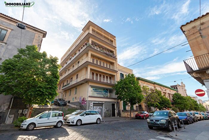 Appartamento con 8 locali in vendita in Via Santa Maddalena, Catania