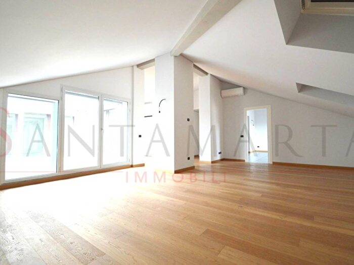 Appartamento con 6 locali in affitto in Via Castel Morrone, Indipendenza, Milano