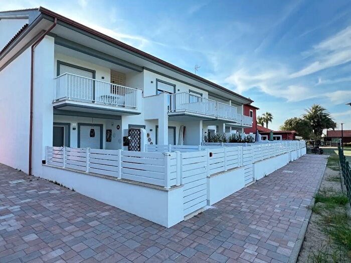 Appartamento trilocale in vendita in Via Enna, Ardea